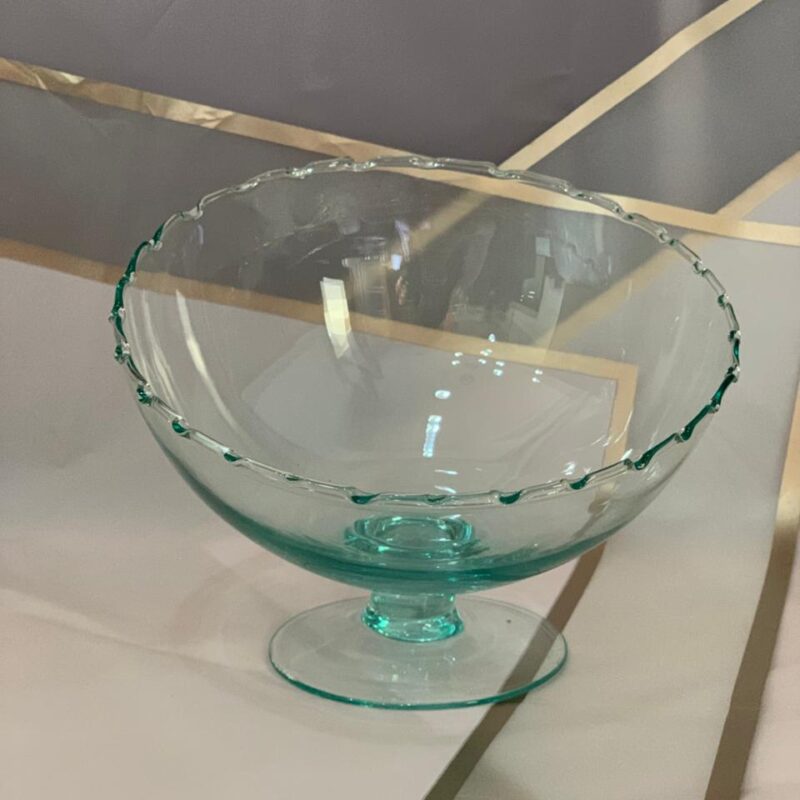 وعاء زجاجي شفاف